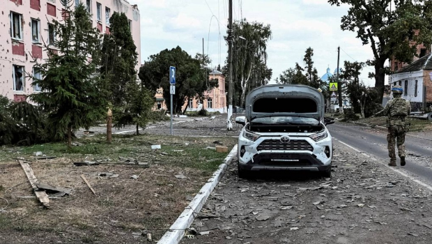 烏克蘭士兵在庫爾斯克街頭巡邏。