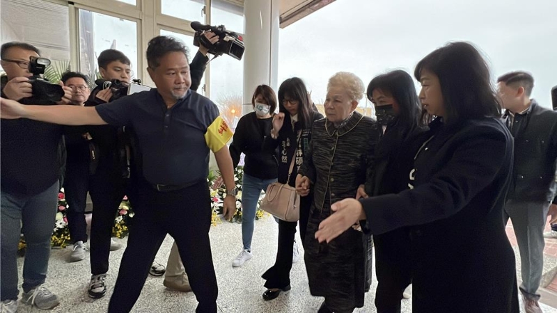 柯媽何瑞英則于6點40分許到達會場。