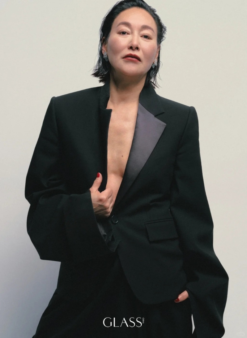 惠英紅為國際知名奢侈品牌拍宣傳照，真空上陣中門大開力秀知性美，品牌剛釋出美照。