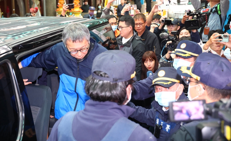 民眾黨前主席柯文哲父親柯承發(fā)老先生10日舉行告別式，在押的柯文哲9時前在矯正署人員戒護下抵達。