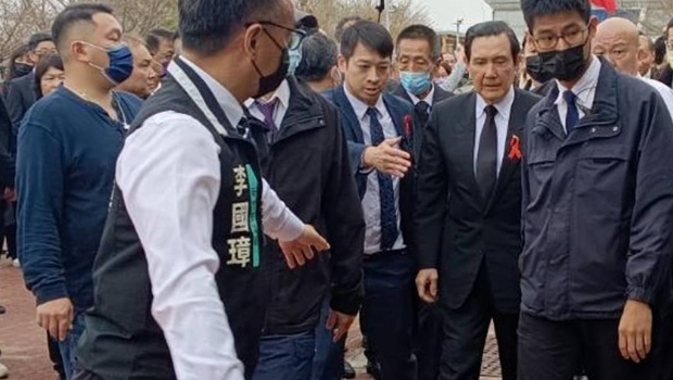 民眾黨前主席柯文哲父親柯承發(fā)10日上午舉辦告別式，前臺(tái)灣領(lǐng)導(dǎo)人馬英九（右二）9點(diǎn)30分左右到場(chǎng)。