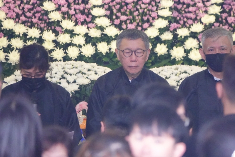 前民眾黨主席柯文哲父親2月17日逝世，享耆壽94歲，告別式10日于新竹市立殯儀館景行廳舉行。 柯文哲在家祭看到久違家人與告別父親的最后一程，看似硬漢的柯文哲仍不住哽咽。