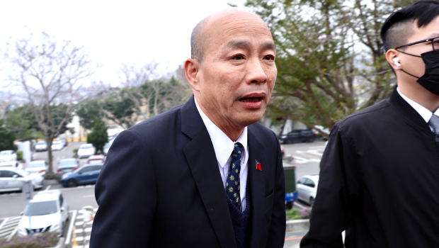 民眾黨前主席柯文哲父親柯承發(fā)老先生10日舉行告別式，“立法院長”韓國瑜（見圖）前往致哀。