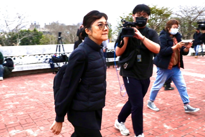 民眾黨前主席柯文哲父親柯承發(fā)老先生10日舉行告別式。 柯文哲妹妹柯美蘭（左）上午7點抵達(dá)告別式會場。