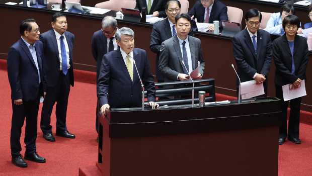 針對(duì)“立委”傅崐萁質(zhì)詢各部會(huì)的預(yù)算增加多少？有沒有窒礙難行的部分？“經(jīng)濟(jì)部長”郭智輝（左四）上臺(tái)不語。