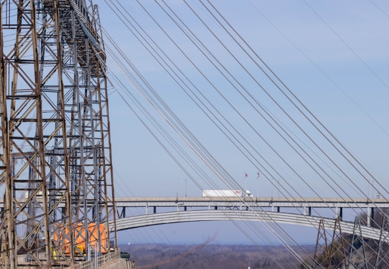 加拿大安大略省政府暫停對(duì)向美國(guó)三個(gè)州出口的所有電力征收25%的附加費(fèi)。新華社