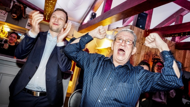 格陵蘭選舉結(jié)束，民主黨（Demokraatit）黨魁尼爾森（左）慶祝勝選。 美聯(lián)社