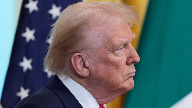 美國總統(tǒng)特朗普12日在白宮東廳（East Room）的神情。