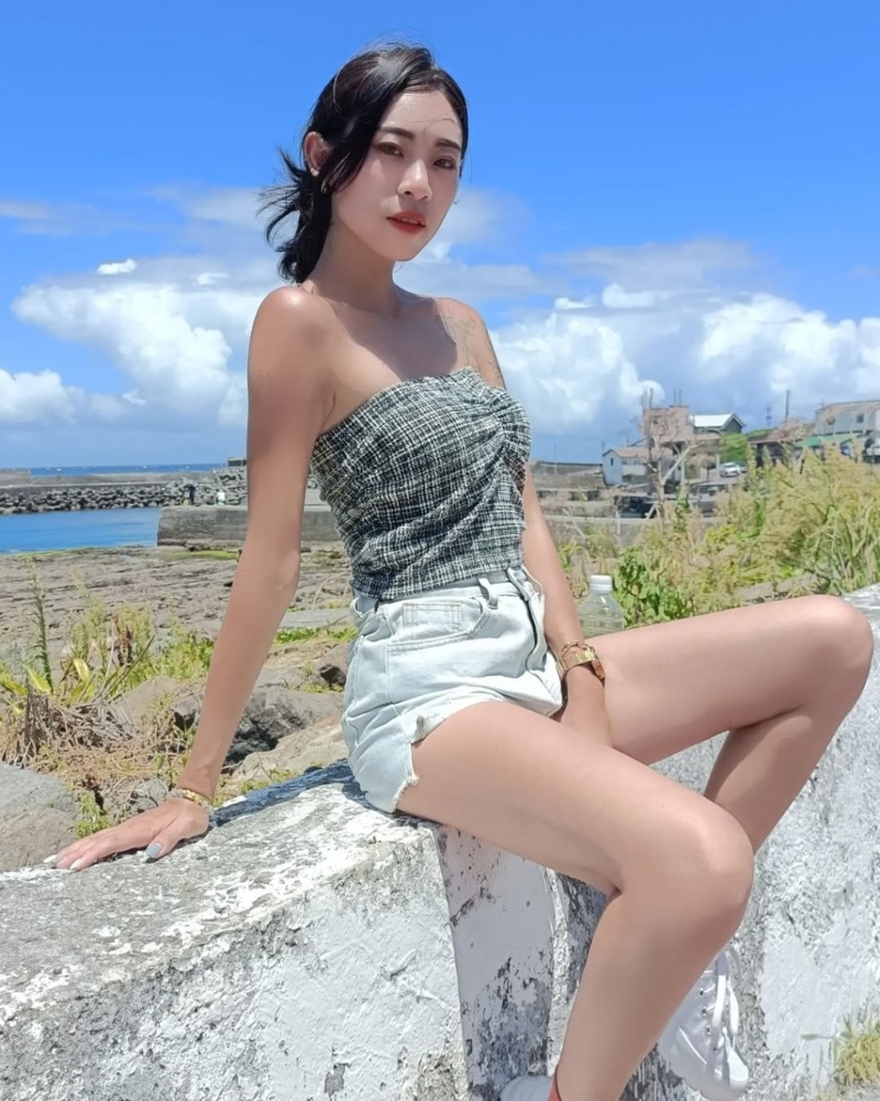 內(nèi)內(nèi)身材修長。