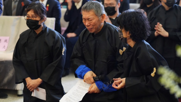 民眾黨前主席柯文哲父親柯承發(fā)老先生10日舉行告別式，在押的柯文哲在矯正署人員戒護(hù)下，出席父親的告別式。