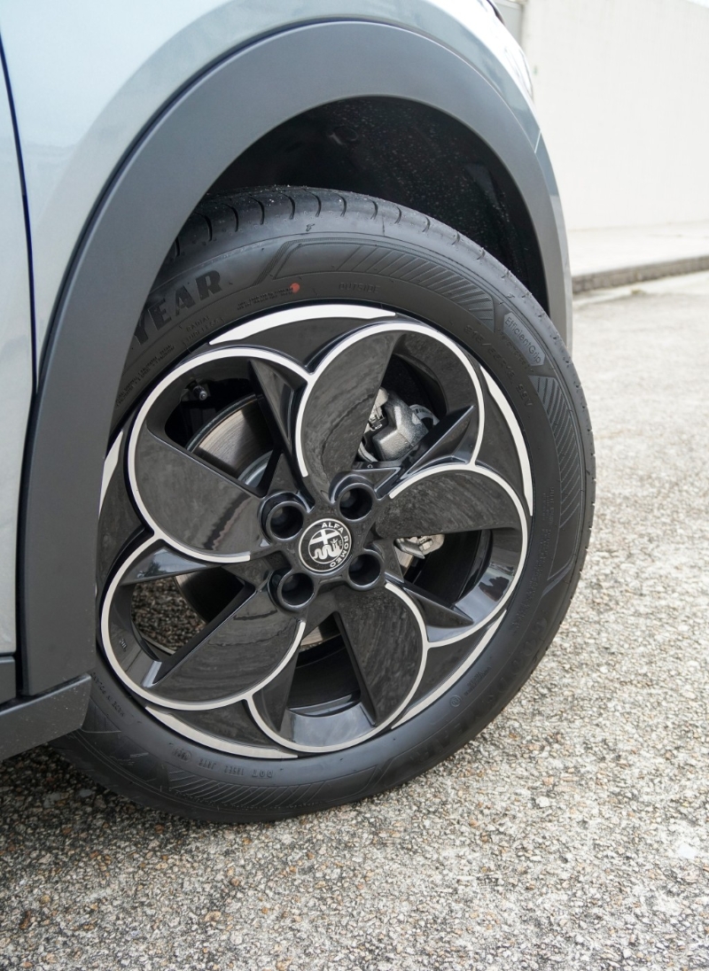 合金輪圈為18吋配搭。