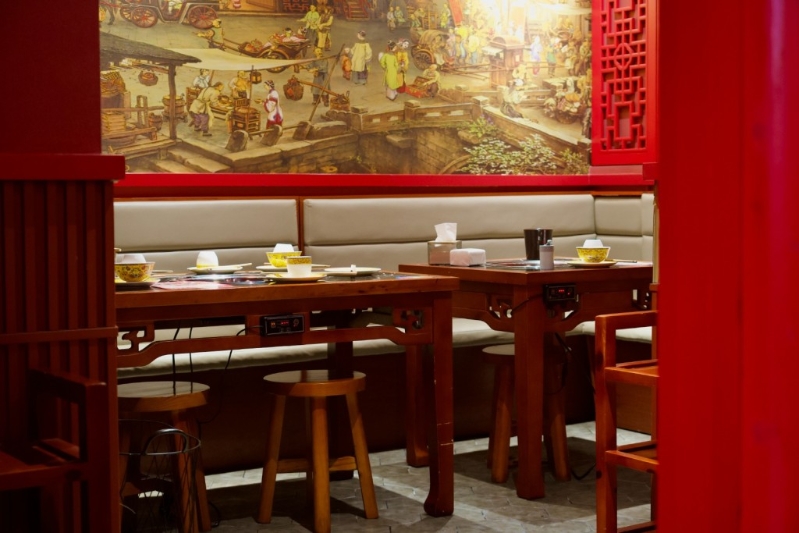 餐廳裝潢以中國宮廷風(fēng)格為主題，營造古色古香的氛圍。