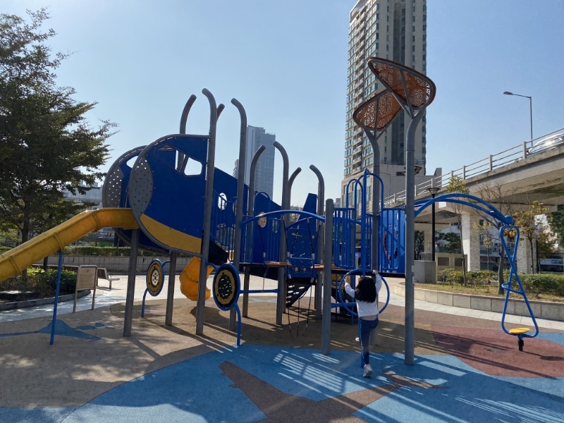 飛機(jī)造型的游樂(lè)設(shè)施非常吸睛，同時(shí)紀(jì)念啟德以往的機(jī)場(chǎng)歷史。（圖片來(lái)源：《親子王》）