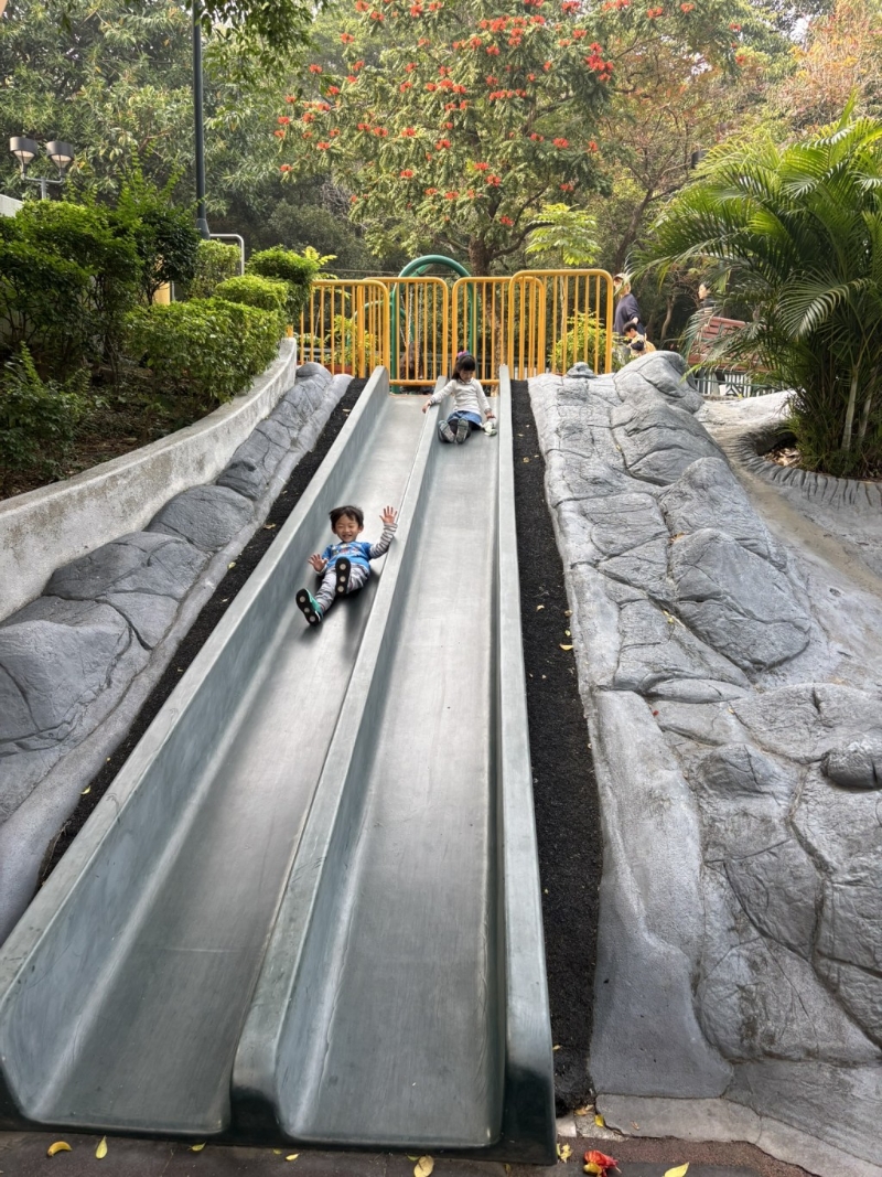 香港游樂(lè)場(chǎng)的滑梯多以塑膠制作，磚石質(zhì)感的相當(dāng)少見(jiàn)。（圖片來(lái)源：《親子王》）