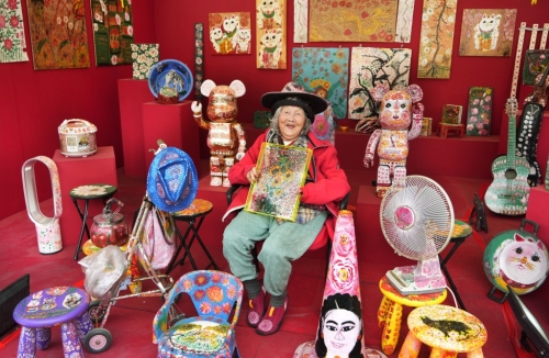 特別展出由94歲本地藝術(shù)家花婆婆在不同家具上繪畫“花”的家具藝術(shù)品（圖片來源：《星島日報(bào)》吳艷玲攝）