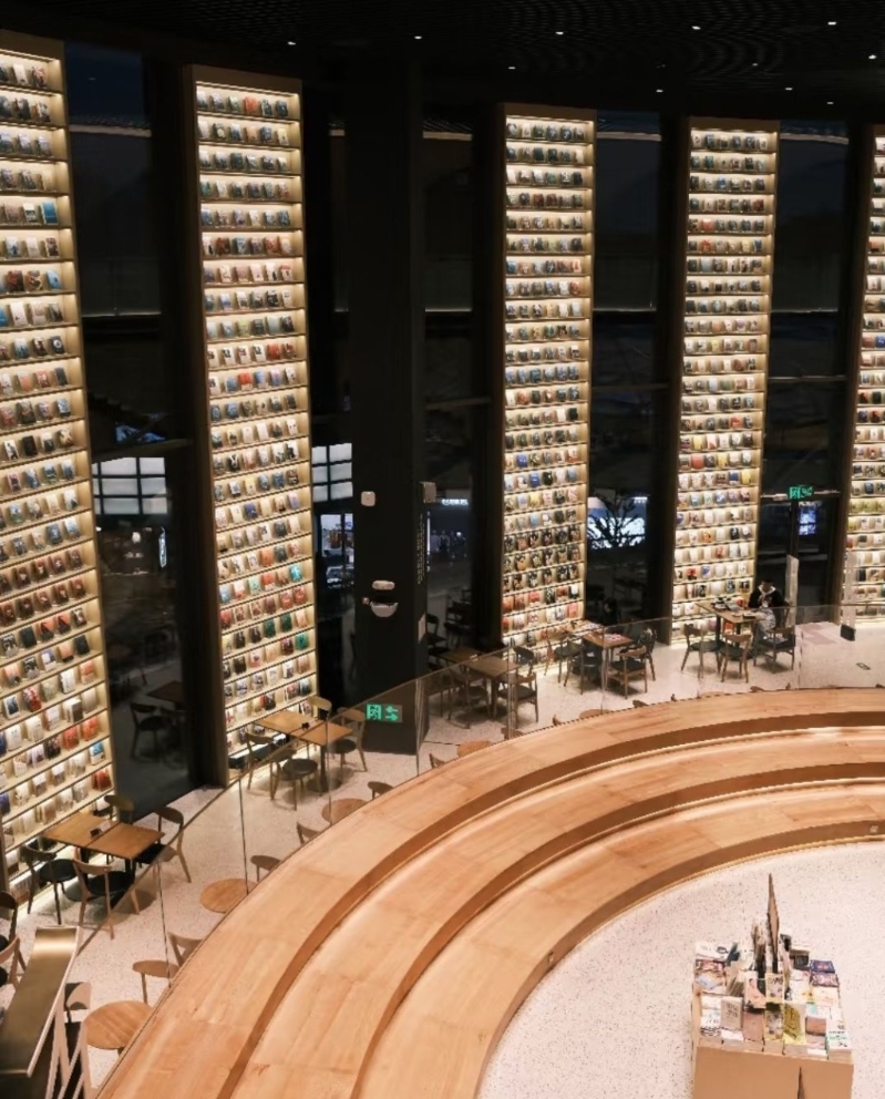 中山景點(diǎn)推介2025｜1. 富逸城TopPark 中山最美書店覔書店。（圖片來(lái)源：富逸城TopPark＠小紅書）