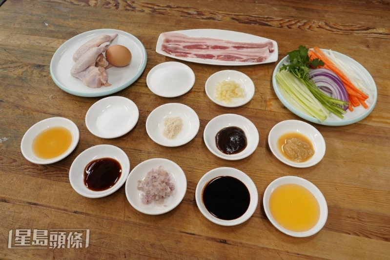 大廚以自調(diào)醬料炮制醬烤鳳翼卷。