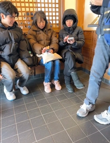 時(shí)隔一個(gè)多月，有網(wǎng)民在小紅書上分享了多張1月期間在日本箱根溫泉偶遇小S與大姐徐熙嫻的照片。