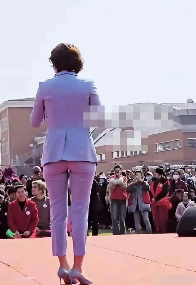 前央視主播張蕾日前出席公開活動時，因穿上緊身西裝褲而被批不雅。