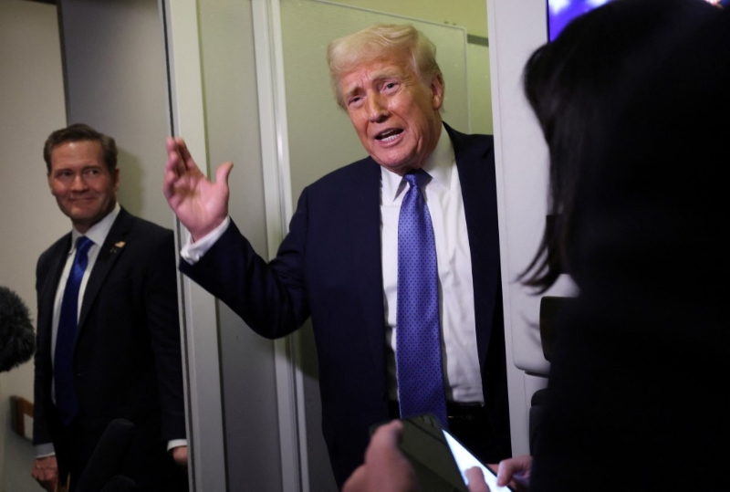 特朗普在空軍一號上透露，將與普京在周二通電話。路透社