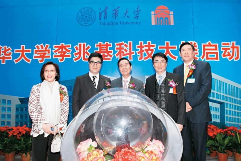 2011年，李兆基出席清華李兆基科技大樓動(dòng)工儀式。
