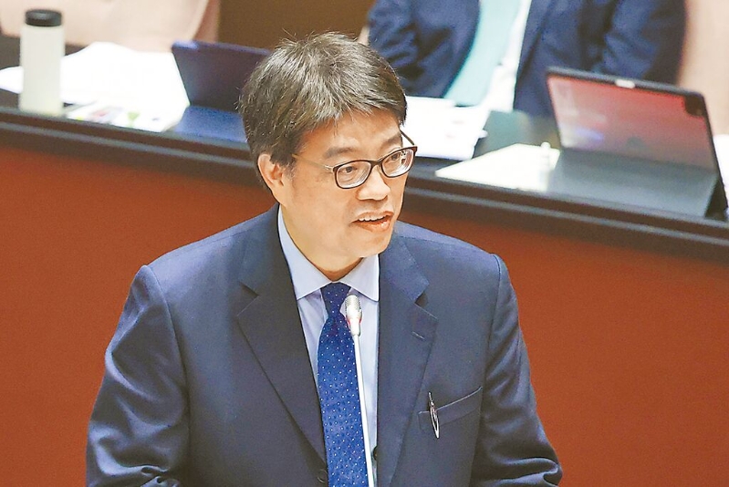 陸委會主委邱垂正17日表示，將查處在陸發(fā)展的臺灣藝人是否擁有大陸身份證件。