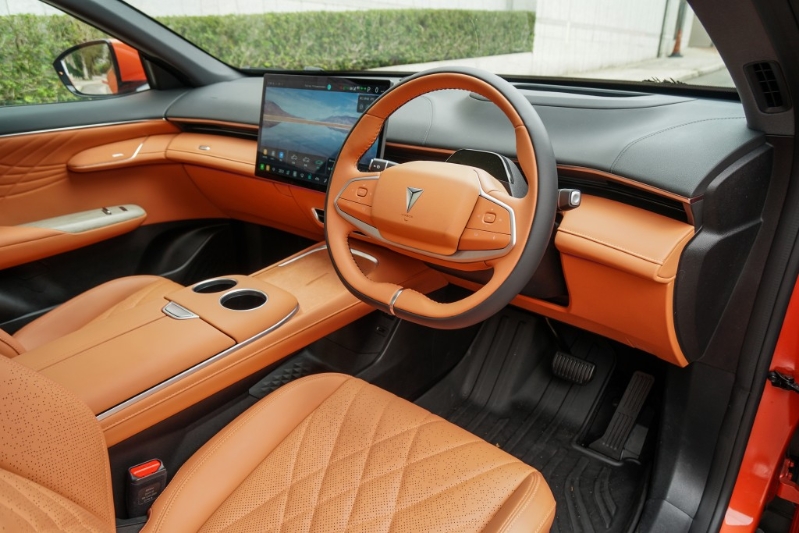 Deepal深藍(lán)S07標(biāo)準(zhǔn)續(xù)航版試駕：環(huán)抱式車(chē)廂用料與造工皆上乘，并提供橙或黑兩色配搭。