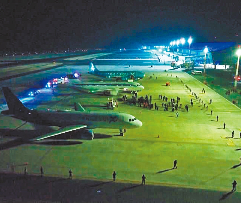 遣返移民航班。