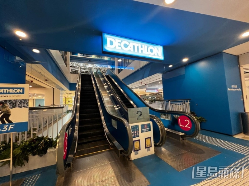 迪卡儂DECATHLON旗艦店于2019年進駐將軍澳尚德廣場，為全港最大分店，零售空間佔地36,000平方呎，出售一系列價格親民的運動用品。
