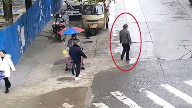 殺人疑犯王某找同鄕學煮飯暴露行蹤被捕。