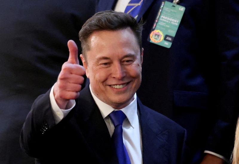馬斯克本月4日到國(guó)會(huì)聆聽(tīng)特朗普演說(shuō)時(shí)高舉大拇指。路透社
