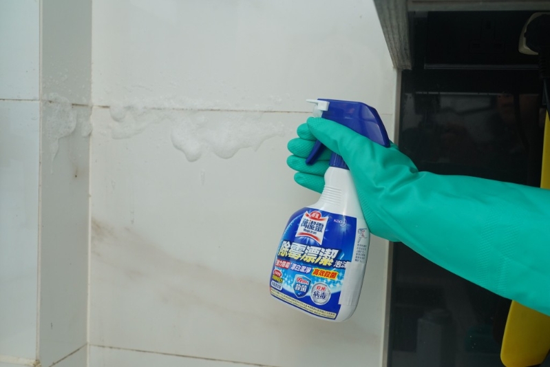 用除霉噴霧直接噴上墻壁縫隙，待霉菌消失后即可沖洗。