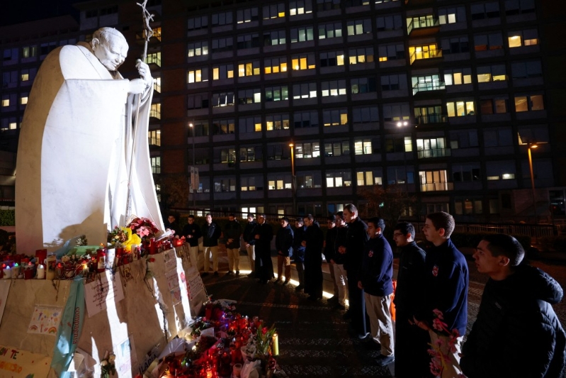 有信徒在醫(yī)院外祈禱。路透社