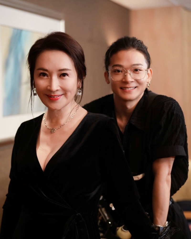 龔慈恩上身低胸剪裁突出她的好身材。