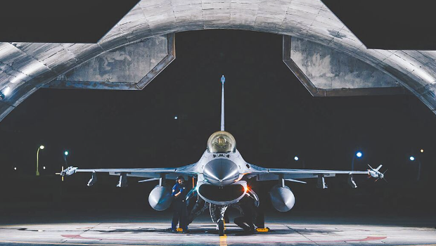 圖為F-16V戰(zhàn)機準備升空巡戈情形