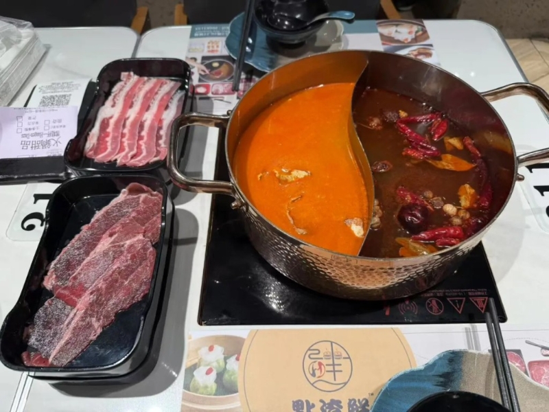 臺(tái)式火鍋設(shè)有8款特色湯底