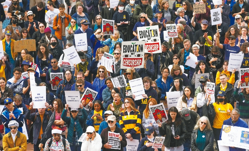 柏克萊加大教職員工舉示威標(biāo)語牌抗議。
