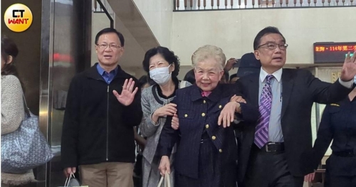 陳佩琪攙扶柯媽離開(kāi)北檢。