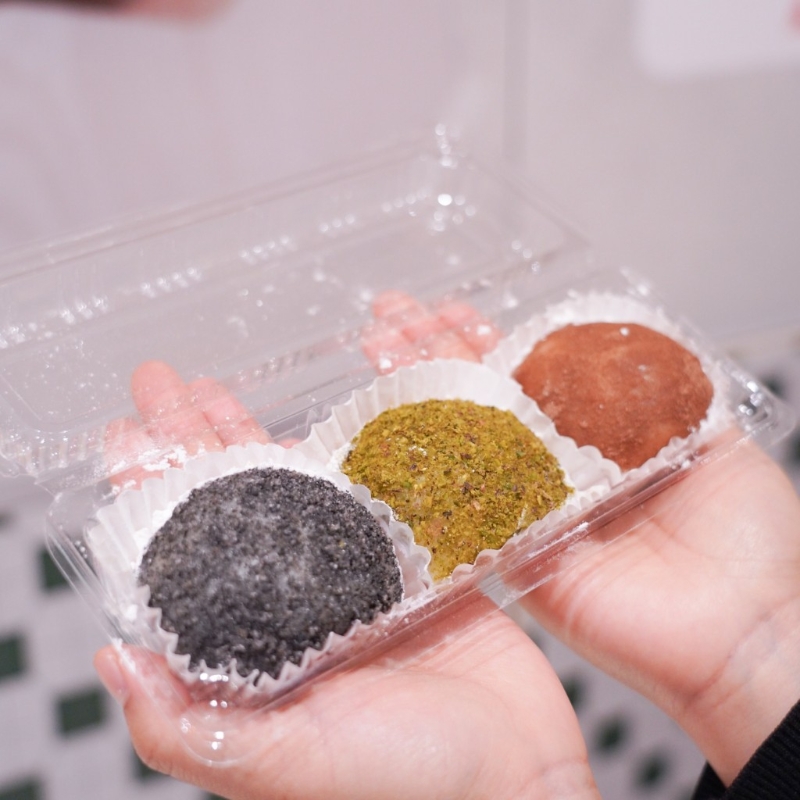 同樣供應(yīng)自家名物爆餡糯米糍，口味包括開心果（$15）、巧克力榛子（$15）、黑芝麻（$10）及花生（$8）。（圖片來源：APITA）