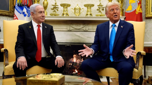 2025年2月4日，美國(guó)總統(tǒng)特朗普在白宮橢圓形辦公室與以色列總理內(nèi)塔尼亞胡（左）會(huì)面。