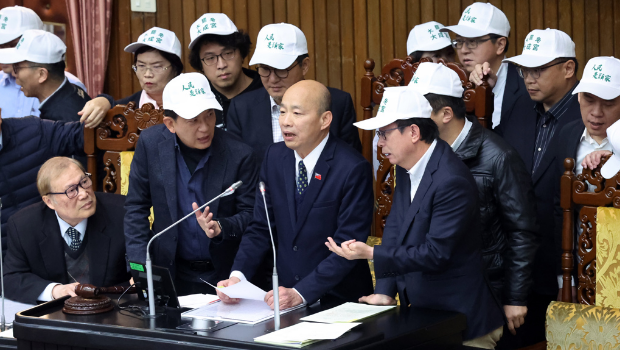 黨團成員并上到主席臺包圍“立法院長”韓國瑜（中）理論，韓衹得宣布休息。