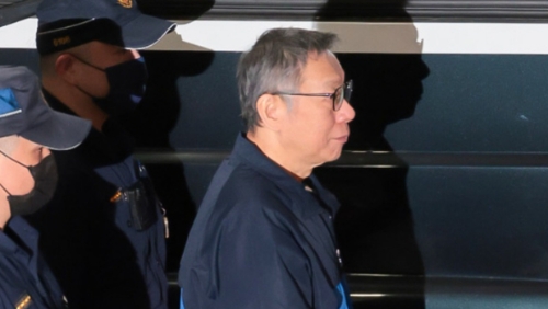 臺北地院20日提訊柯文哲（右一）進行訴訟爭點整理及延押訊問，柯深夜還押北所。