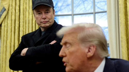 2月11日，美國(guó)華盛頓，美國(guó)總統(tǒng)特朗普在白宮橢圓形辦公室發(fā)表講話，馬斯克（左）在一旁旁聽(tīng)。