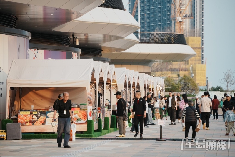 啟德體育園今起于啟德主場(chǎng)館旁海濱位置的美食海灣，舉行首個(gè)“啟德美食海灣嘉年華”。