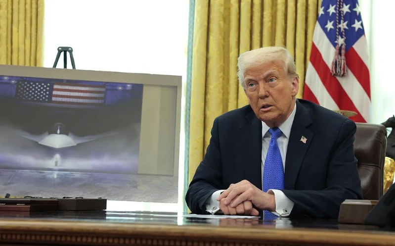 當(dāng)?shù)貢r(shí)間3月21日，美國總統(tǒng)特朗普在白宮橢圓形辦公室發(fā)表講話，一幅F-47第六代戰(zhàn)機(jī)圖片被放在一旁展示。圖源：外媒