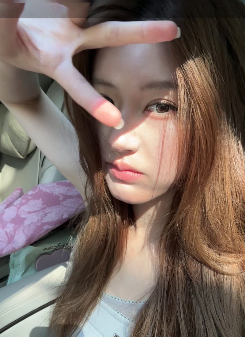 趙露思遭網(wǎng)友私訊飆罵廢物，曬自拍照比YA回應(yīng)。