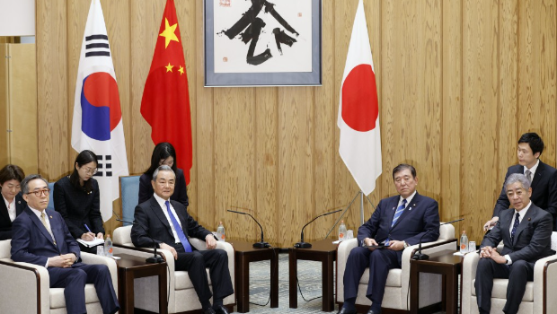 石破茂當(dāng)天在官邸會(huì)見(jiàn)中日韓三國(guó)外長(zhǎng)。