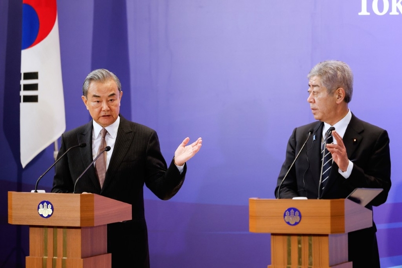 王毅（左）指討論有建設(shè)性，三國(guó)有必要加強(qiáng)溝通及增進(jìn)互信。美聯(lián)社