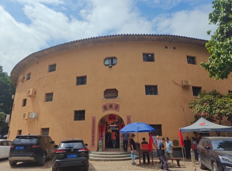 10. 客家莊土樓 開了二十年的農(nóng)家菜老店，位置比較隱蔽，總面積超過2000平方米。 (圖片來源：幽默的藍(lán)藤@小紅書)　