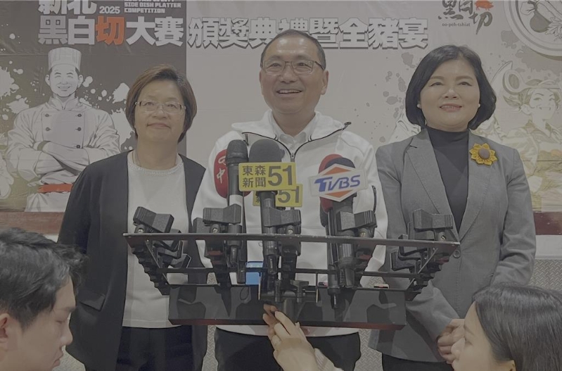 對(duì)于民眾黨有意在2026藍(lán)白合，新北市長(zhǎng)侯友宜表示，現(xiàn)階段應(yīng)各司其職認(rèn)真打拼。